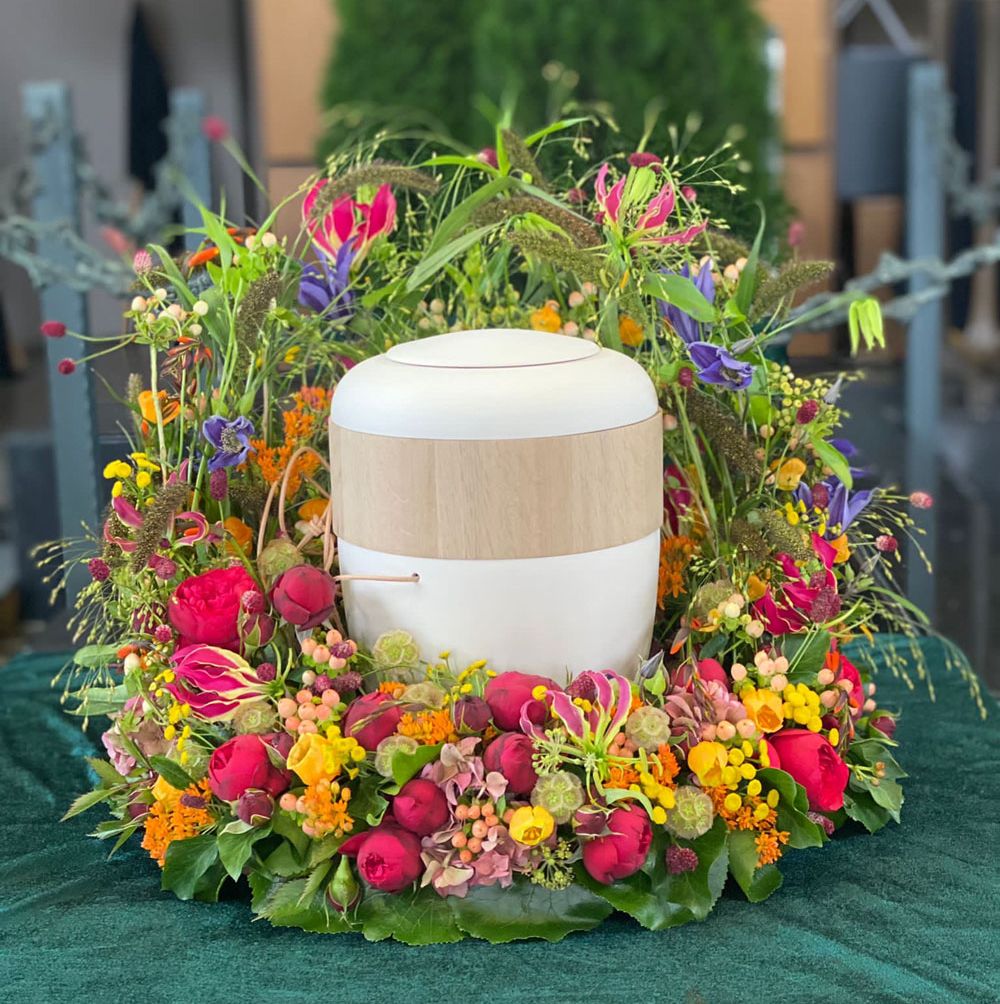 Gärtnerei Vietzen in Ulm Trauerfloristik Urnenschmuck umrahmend bunt