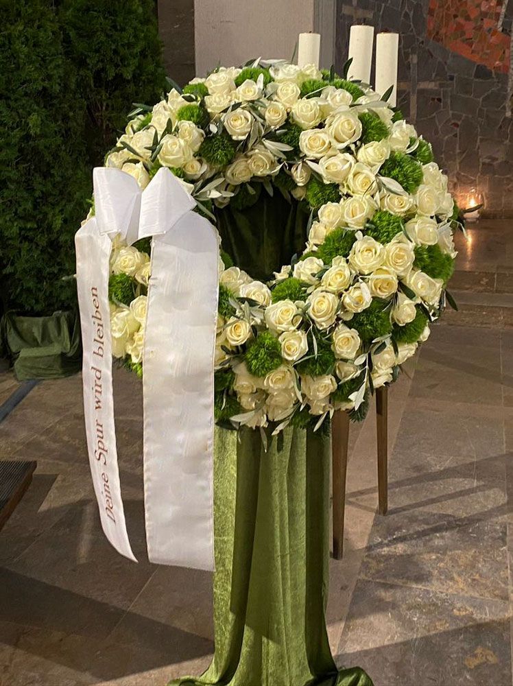 Gärtnerei Vietzen in Ulm | Trauerfloristik Kränze weiße Rosen mit etwa grün