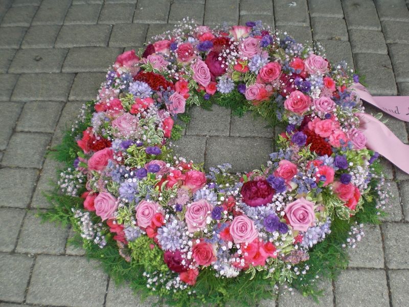 Gärtnerei Vietzen in Ulm | Trauerfloristik Kränze rosa und rote Rosen mit Schleierkraut