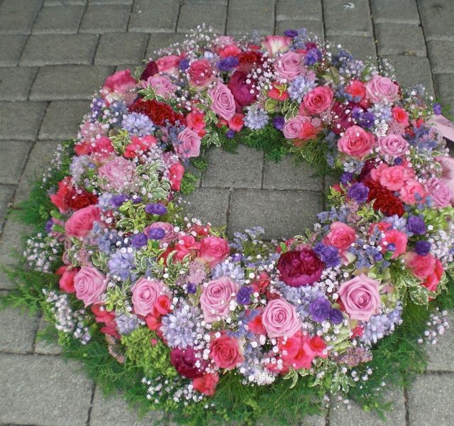 Gärtnerei Vietzen in Ulm | Trauerfloristik Kränze rosa und rote Rosen mit Schleierkraut