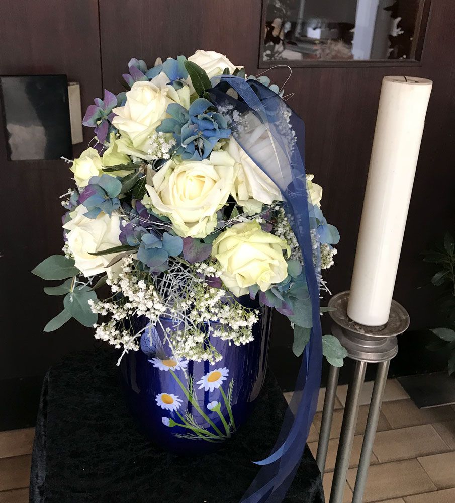 Gärtnerei Vietzen in Ulm Trauerfloristik Urnenschmuck weiß blau