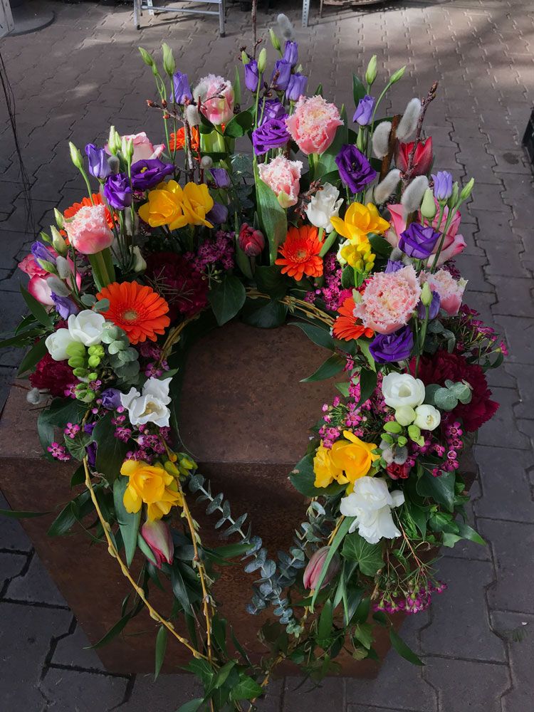 Gärtnerei Vietzen in Ulm Trauerfloristik Urnenschmuck - bunt