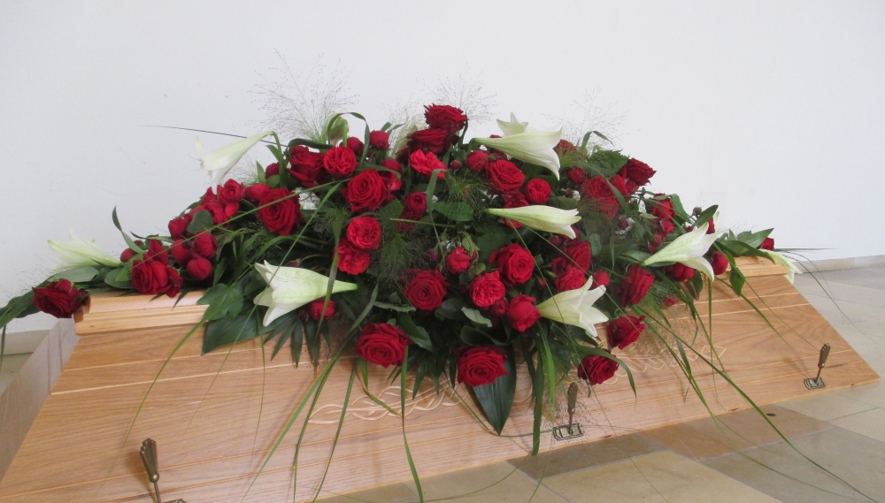 Gaertnerei Vietzen Ulm Trauerfloristik Sargschmuck rote Rosen und weisse Lilien