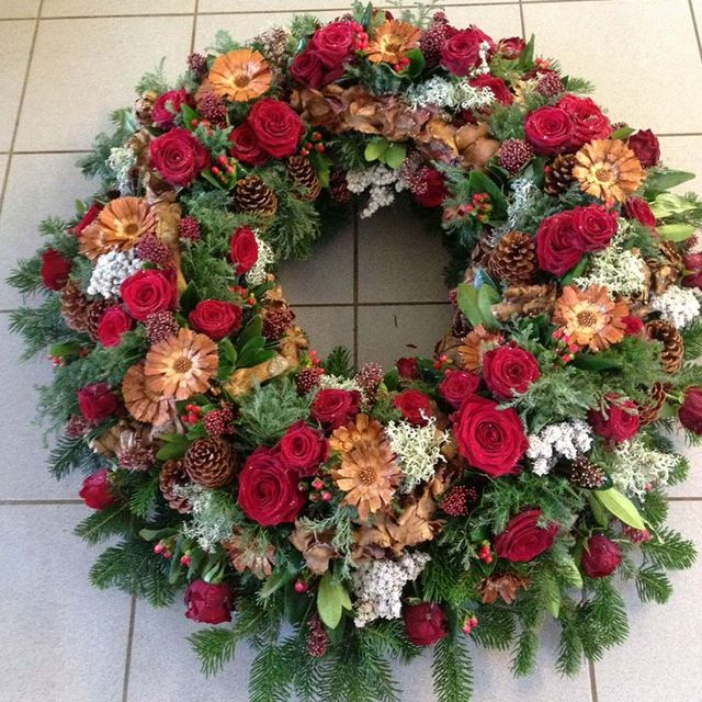 Gärtnerei Vietzen in Ulm | Trauerfloristik Kränze herbstlicher Kranz mit roten Rosen