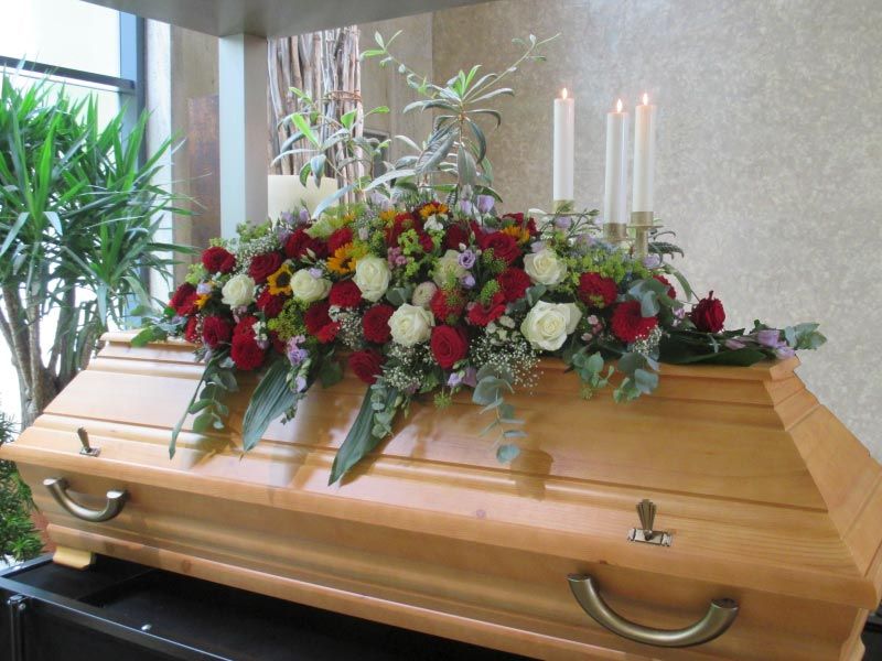 Gaertnerei Vietzen Ulm Trauerfloristik Sargschmuck Rosen weiss und rot