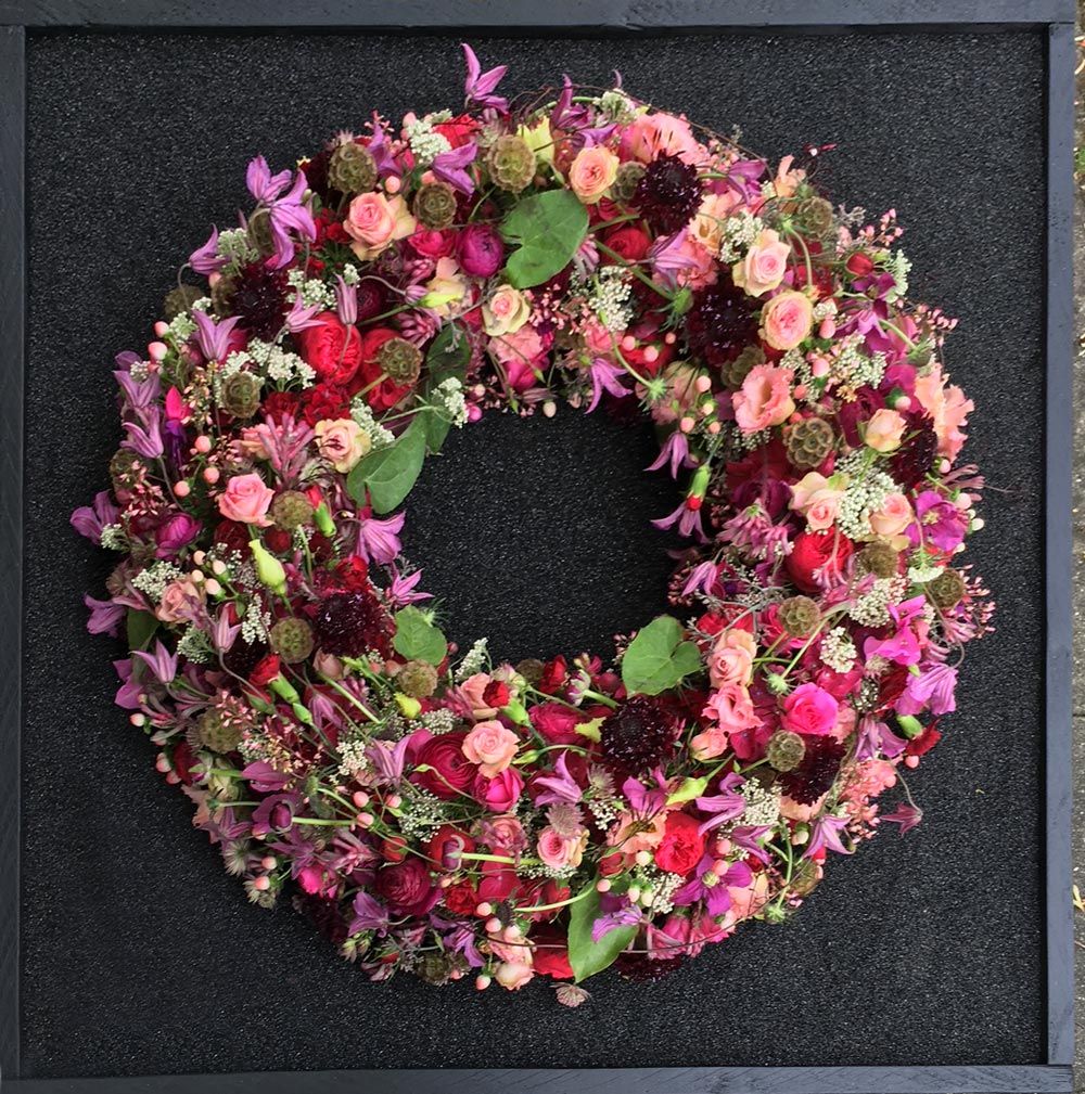 Gärtnerei Vietzen in Ulm | Trauerfloristik Kränze herbstlich mit kleinen Blüten Rosé 