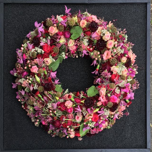 Gärtnerei Vietzen in Ulm | Trauerfloristik Kränze herbstlich mit kleinen Blüten Rosé 