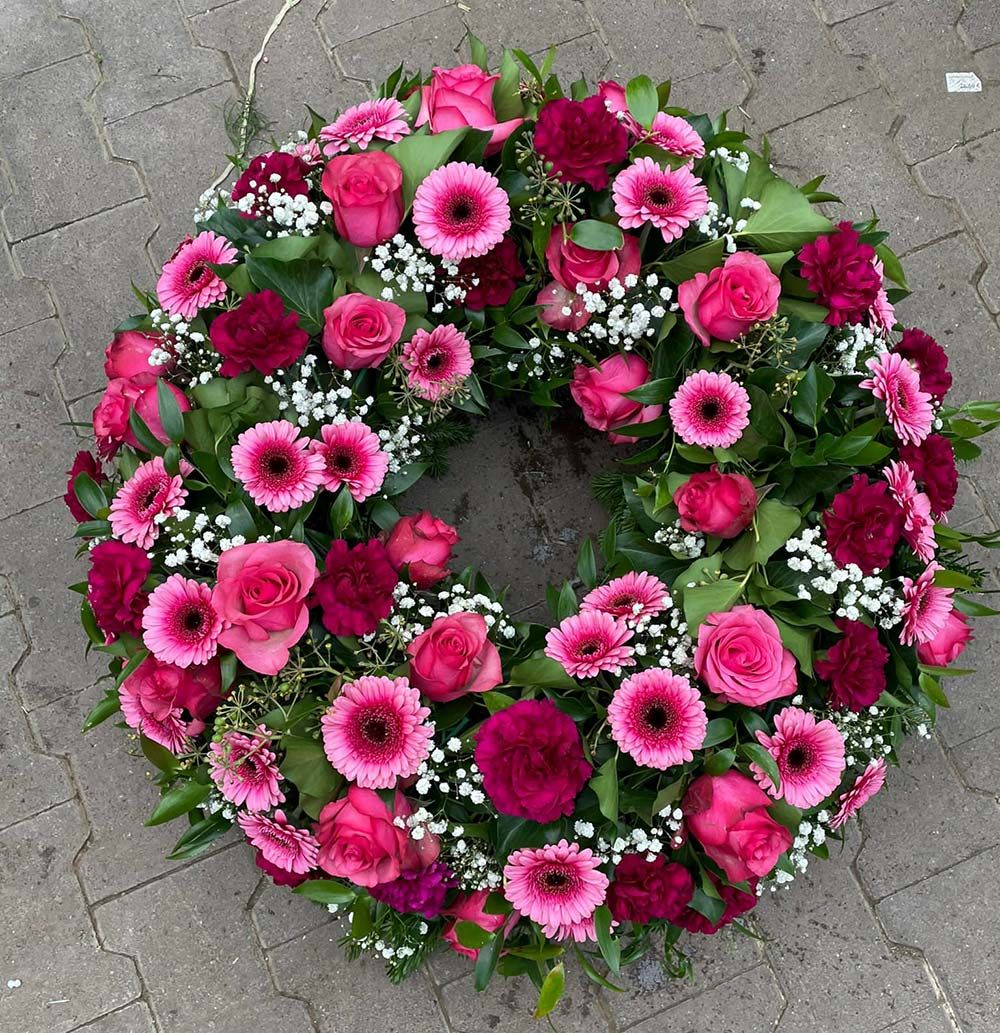 Gärtnerei Vietzen in Ulm | Trauerfloristik Kränze pinke Blumen mit Schleierkraut