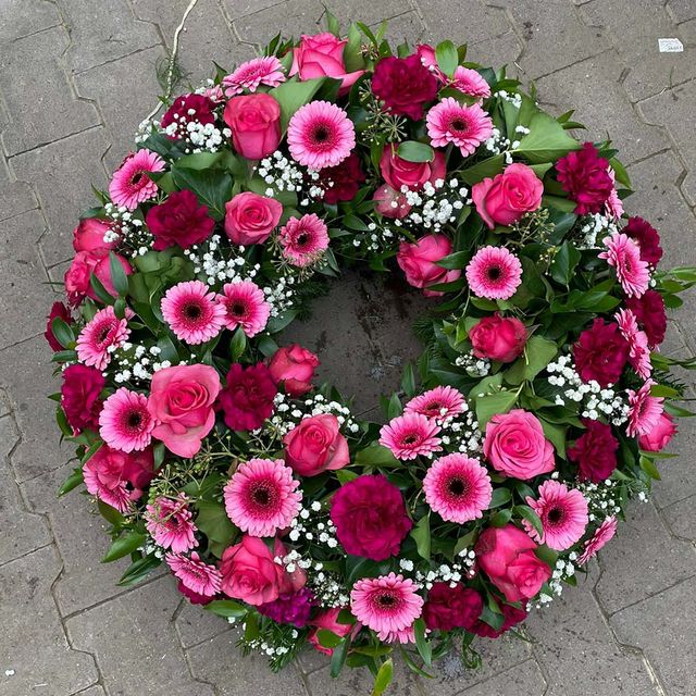 Gärtnerei Vietzen in Ulm | Trauerfloristik Kränze pinke Blumen mit Schleierkraut