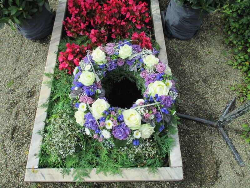 Gaertnerei Vietzen Ulm Trauerfloristik Blumen am Grab für Urnenbestattung weiß/violett