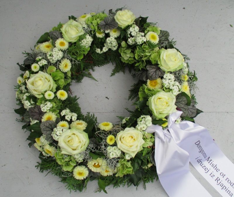 Gärtnerei Vietzen in Ulm | Trauerfloristik Kränze weiße Rosen mit kleinen Blumen