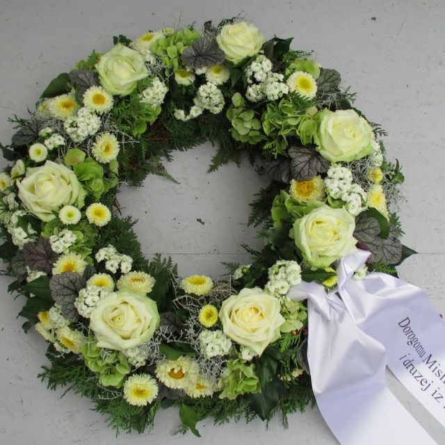 Gärtnerei Vietzen in Ulm | Trauerfloristik Kränze weiße Rosen mit kleinen Blumen