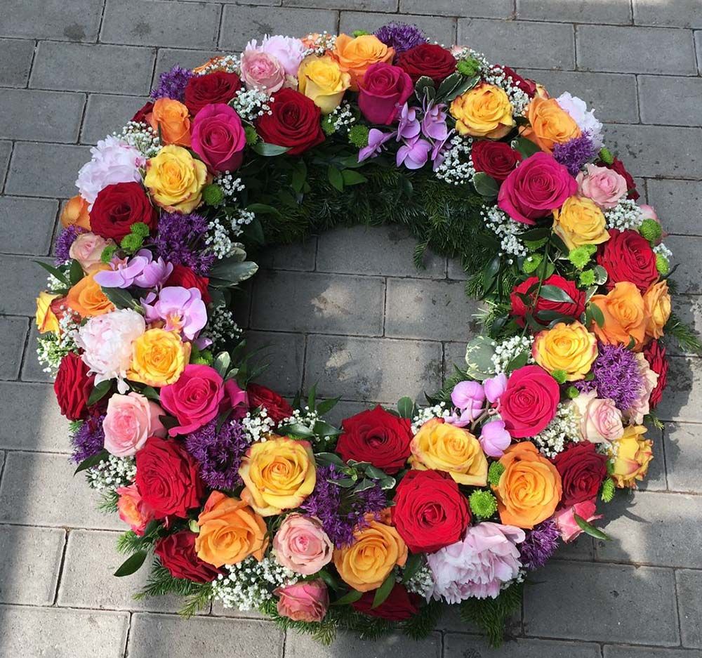 Gärtnerei Vietzen in Ulm | Trauerfloristik Kränze bunte Rosen mit etwas Schleierkraut