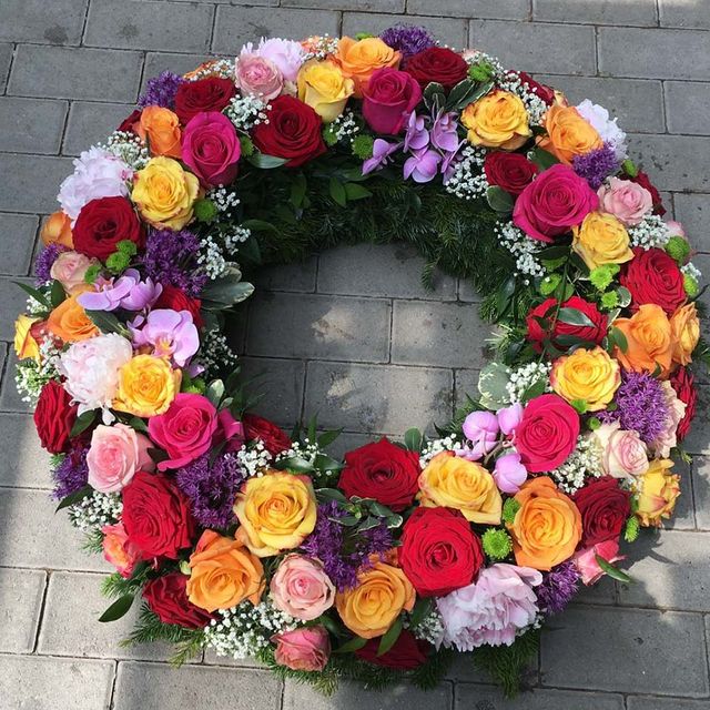 Gärtnerei Vietzen in Ulm | Trauerfloristik Kränze bunte Rosen mit etwas Schleierkraut