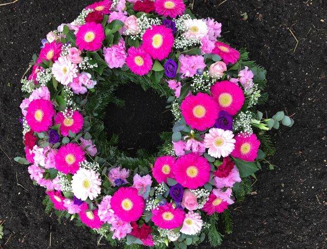 Gärtnerei Vietzen in Ulm | Trauerfloristik Kränze pinke und rosa Gerbera