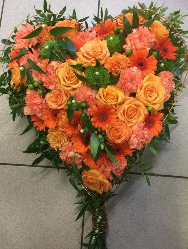 Gärtnerei Vietzen aus Ulm - Trauerfloristik Herzen - oranger Rosen, Gerbera mix