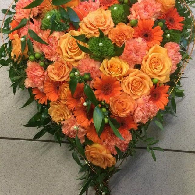 Gärtnerei Vietzen aus Ulm - Trauerfloristik Herzen - oranger Rosen, Gerbera mix