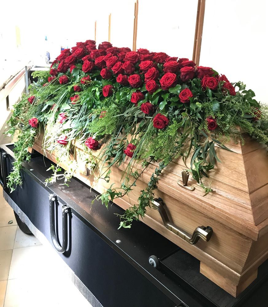 Gaertnerei Vietzen Ulm Trauerfloristik Sargschmuck rote Rosen