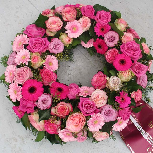 Gärtnerei Vietzen in Ulm | Trauerfloristik Kränze rosa und pinke Blumen