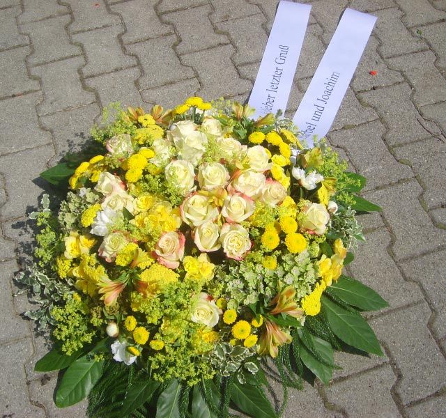 Gärtnerei Vietzen Ulm Trauerfloristik Buketts gelbe Blumenmischung