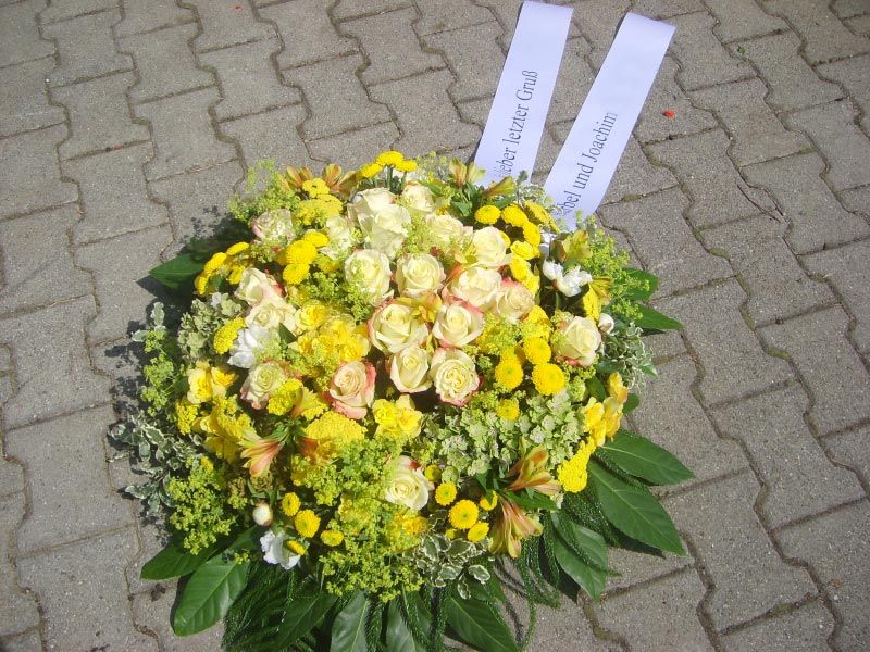 Gärtnerei Vietzen Ulm Trauerfloristik Buketts gelbe Blumenmischung
