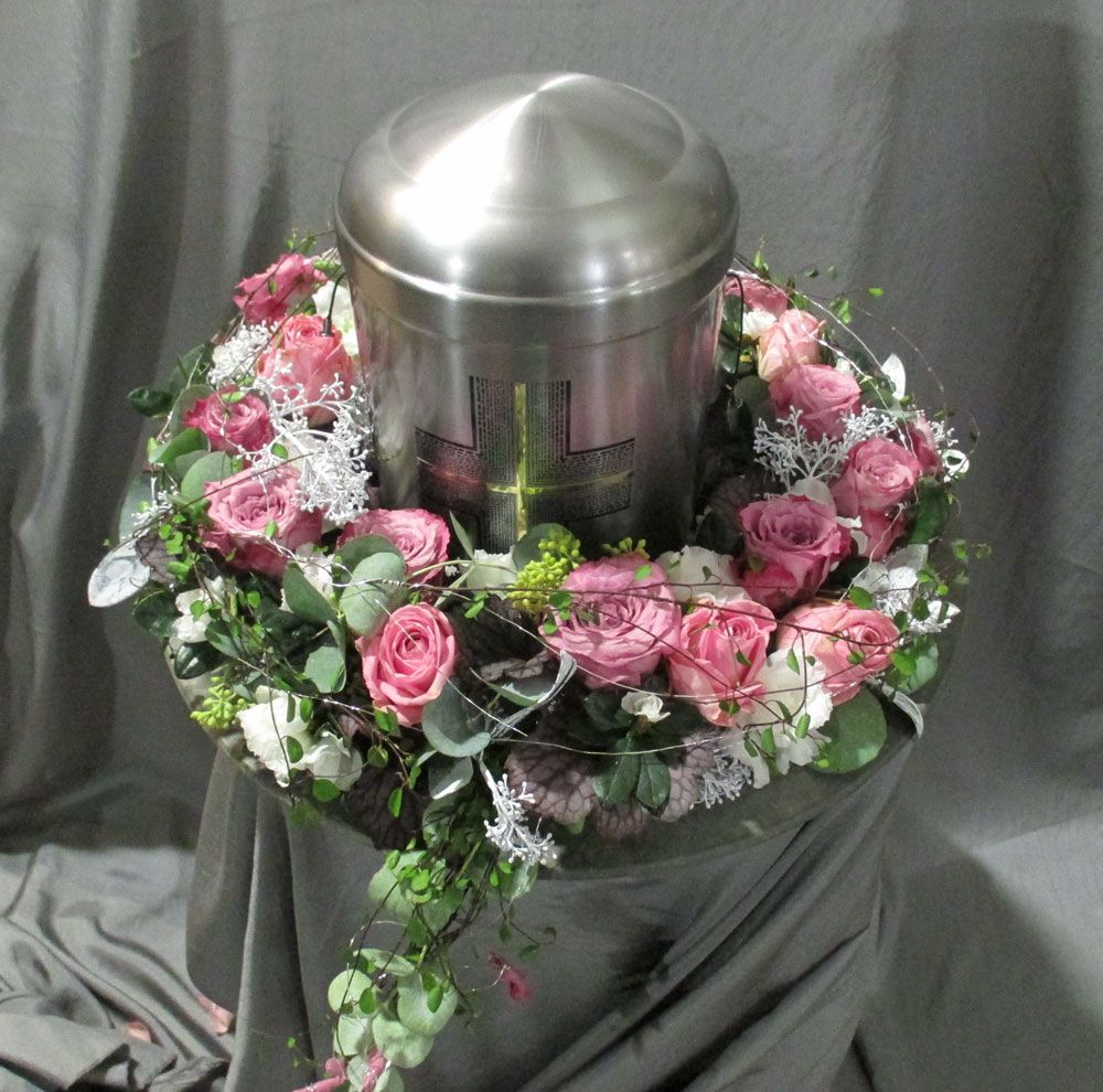 Gärtnerei Vietzen in Ulm Trauerfloristik Urnenschmuck rosé / weiß