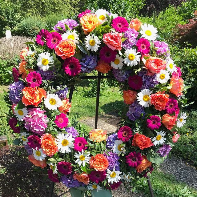 Gärtnerei Vietzen in Ulm | Trauerfloristik Kränze Margeriten Rosen Gerbera - bunt