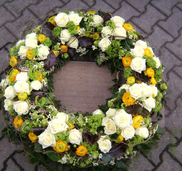 Gärtnerei Vietzen in Ulm | Trauerfloristik Kränze weiße Rosen mit gelben Ranunkeln