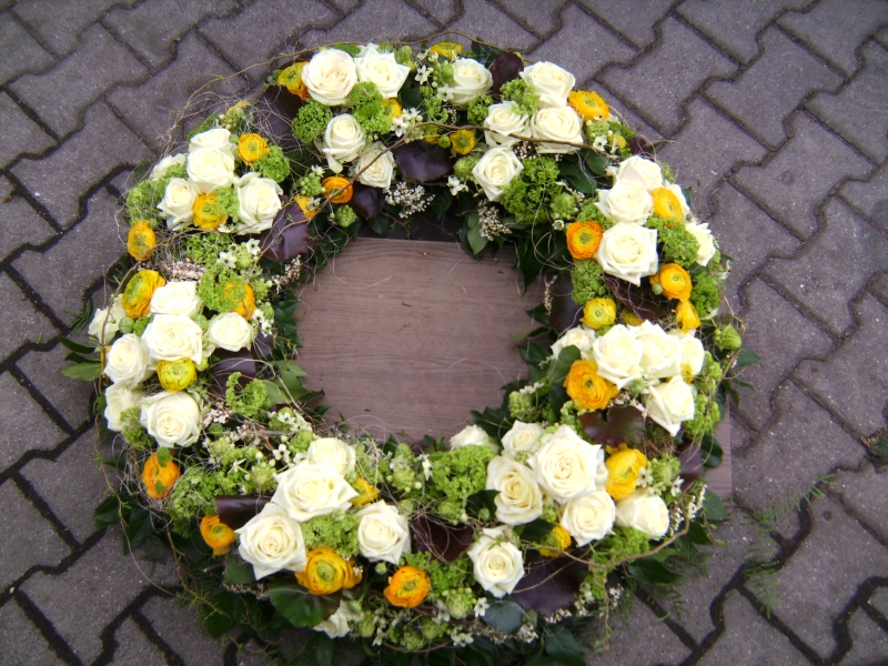 Gärtnerei Vietzen in Ulm | Trauerfloristik Kränze weiße Rosen mit gelben Ranunkeln