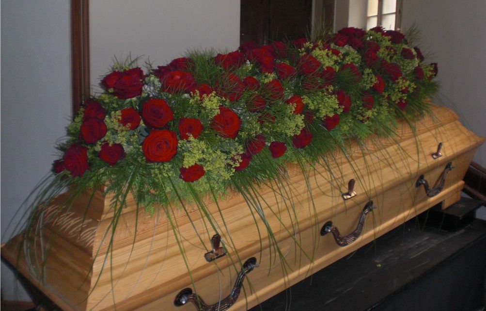 Gaertnerei Vietzen Ulm Trauerfloristik Sargschmuck rote Rosen mit grün
