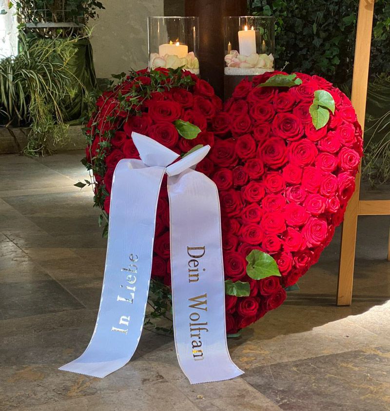 Gärtnerei Vietzen aus Ulm - Trauerfloristik Herzen rote Rosen