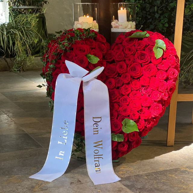 Gärtnerei Vietzen aus Ulm - Trauerfloristik Herzen rote Rosen