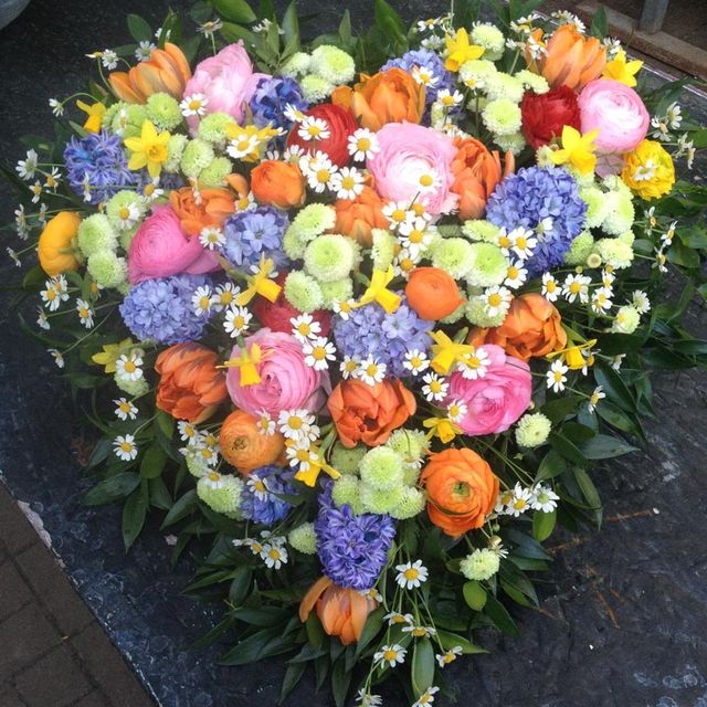 Gärtnerei Vietzen aus Ulm - Trauerfloristik Herzen bunte Blumenmischung
