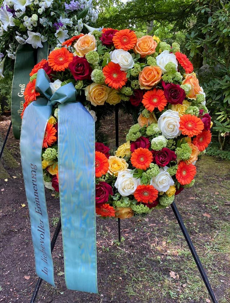 Gärtnerei Vietzen in Ulm | Trauerfloristik Kränze orange Gerbera weiße Rosen