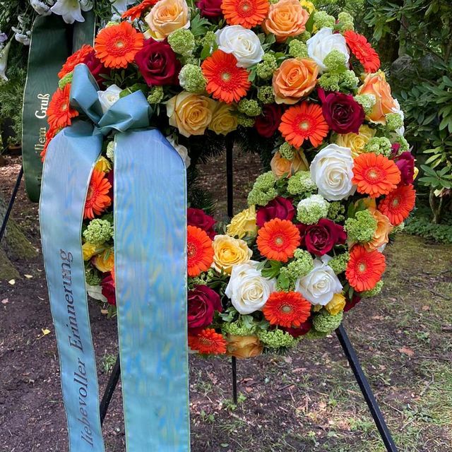 Gärtnerei Vietzen in Ulm | Trauerfloristik Kränze orange Gerbera weiße Rosen