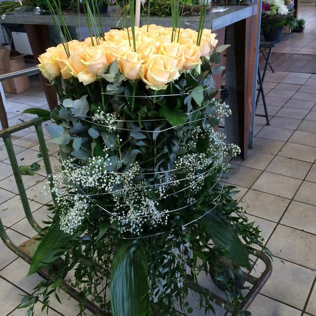 Gärtnerei Vietzen Ulm Trauerfloristik Buketts lange weiße Rosen