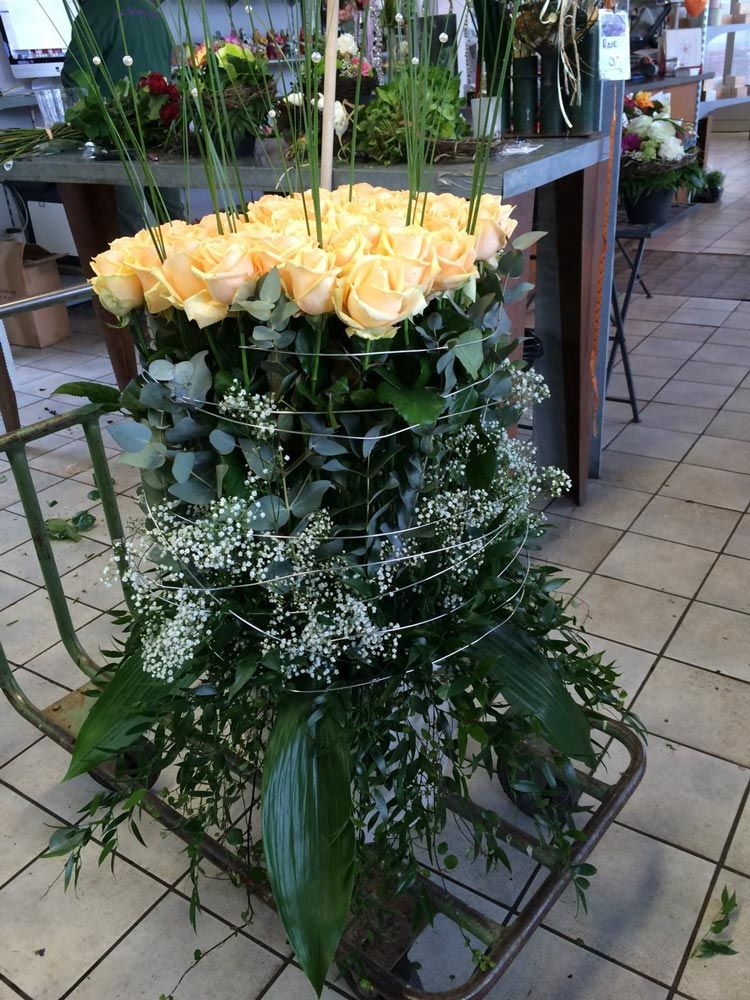 Gärtnerei Vietzen Ulm Trauerfloristik Buketts lange weiße Rosen