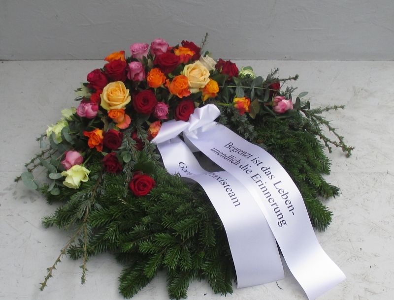 Gärtnerei Vietzen in Ulm | Trauerfloristik Kränze Rosenmischung auf Tannengrün