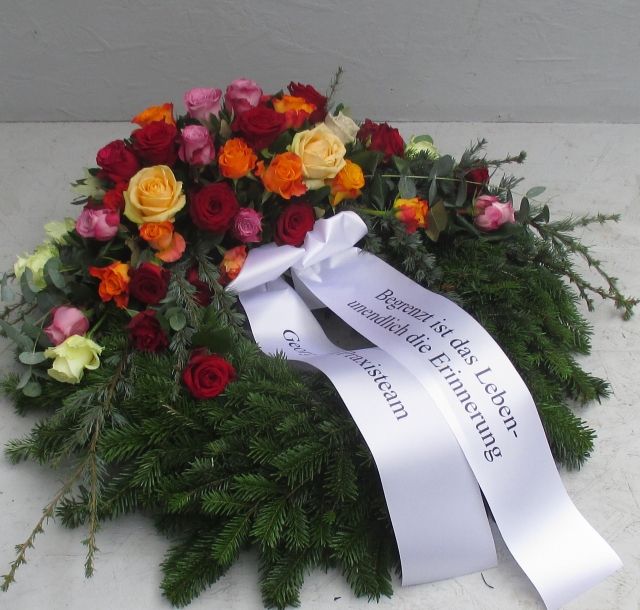 Gärtnerei Vietzen in Ulm | Trauerfloristik Kränze Rosenmischung auf Tannengrün