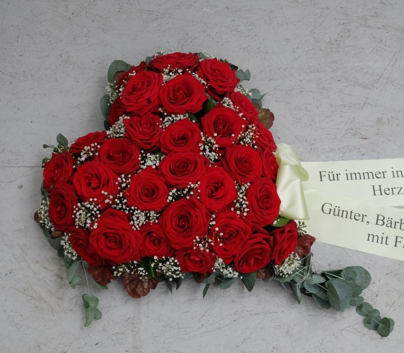 Gärtnerei Vietzen aus Ulm - Trauerfloristik Herzen rote Rosen mit Schleierkraut