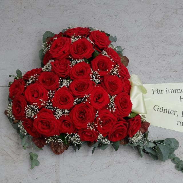 Gärtnerei Vietzen aus Ulm - Trauerfloristik Herzen rote Rosen mit Schleierkraut