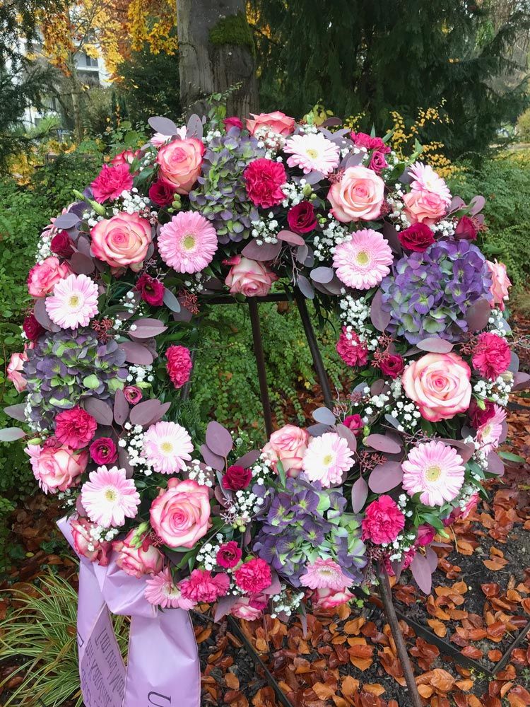 Gärtnerei Vietzen in Ulm | Trauerfloristik Kränze Rosen, Hortensien und Schleierkraut