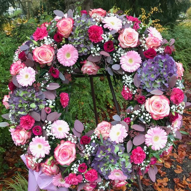Gärtnerei Vietzen in Ulm | Trauerfloristik Kränze Rosen, Hortensien und Schleierkraut