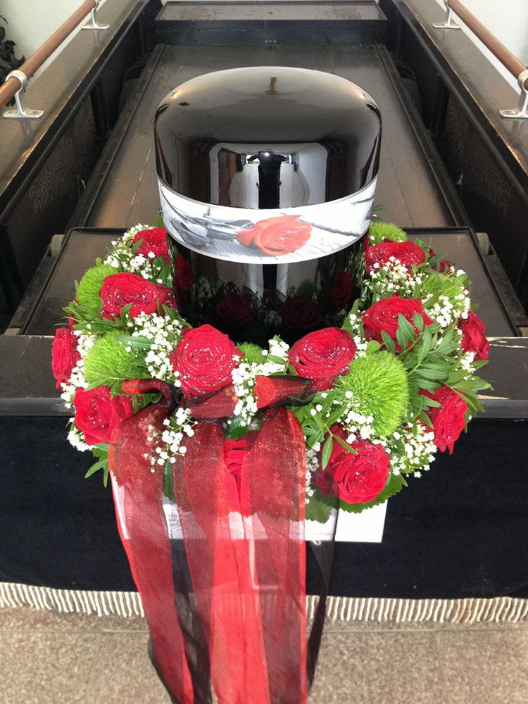 Gärtnerei Vietzen in Ulm Trauerfloristik Urnenschmuck Rosen mit Schleierkraut und Band