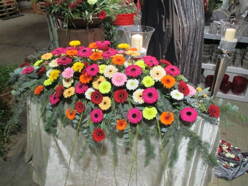 Gaertnerei Vietzen Ulm Trauerfloristik Sargschmuck bunte Gerbera