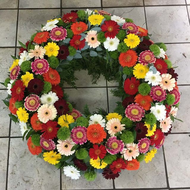 Gärtnerei Vietzen in Ulm | Trauerfloristik Kränze bunte Gerbera