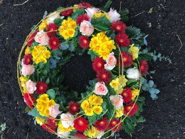 Gärtnerei Vietzen in Ulm | Trauerfloristik Kränze Primeln, Gerbera und Rosen