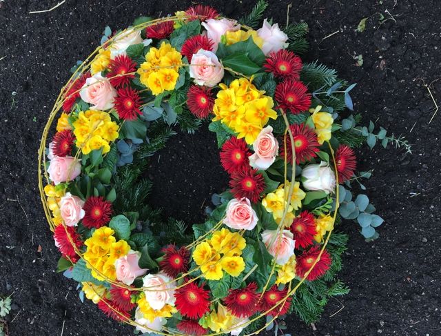 Gärtnerei Vietzen in Ulm | Trauerfloristik Kränze Primeln, Gerbera und Rosen