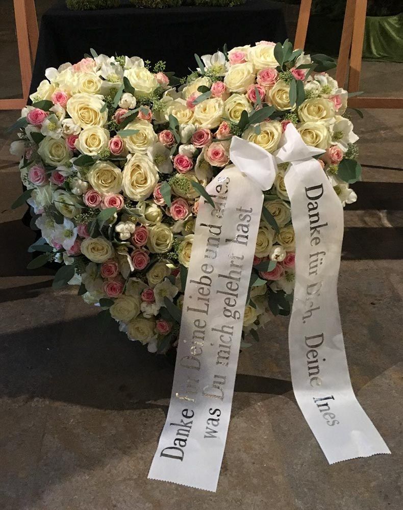 Gärtnerei Vietzen aus Ulm - Trauerfloristik Herzen weiß-rosa Rosen