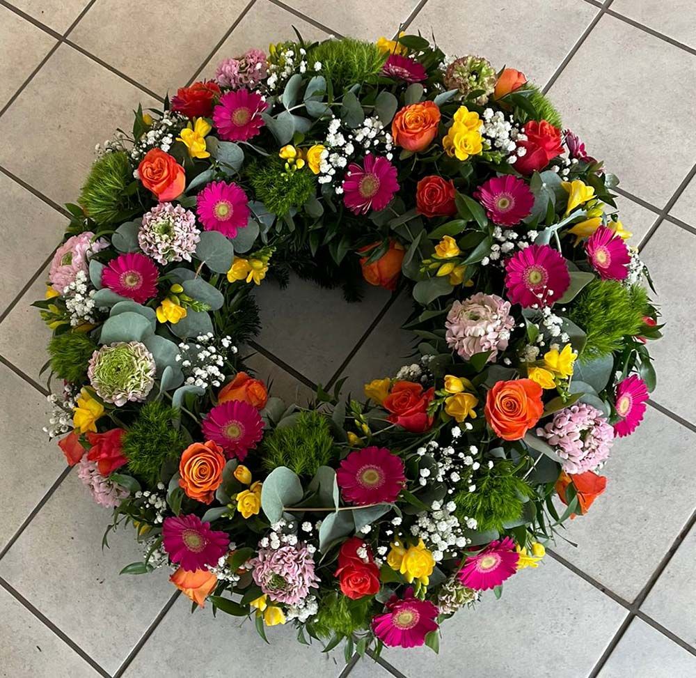 Gärtnerei Vietzen in Ulm | Trauerfloristik Kränze Gerbera Ranunkel